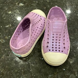 Native Toddler Shoes- Iridescent Purple size 8